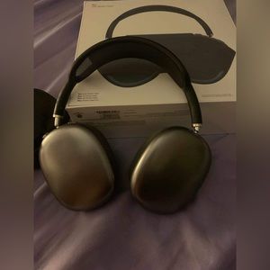 AirPod max with case